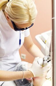 Zdravnik izvaja postopek fototermolize