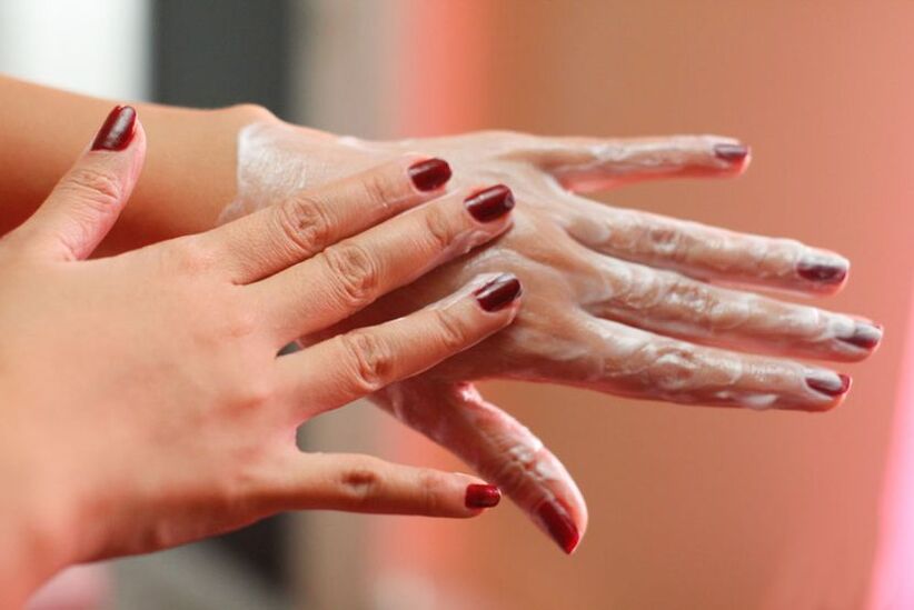 nanašanje kreme na roke za pomlajevanje kože